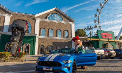 Parque Mundo a Vapor transforma o Dia dos Pais em uma viagem entre máquinas históricas e passeio com um Mustang V8